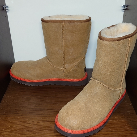 New beige UGG snow boots - Picture 2 of 2